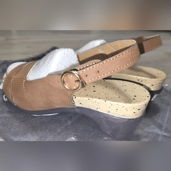 👡Macy's Brown Open Toe Wedges w/gold buckle **BUY 1 GET 1** - Picture 8 of 10